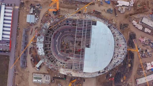 Proceso de construcción de un nuevo estadio de fútbol en el sitio de construcción