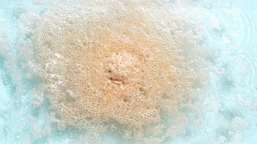 Bath Bomb Ball se dissolve em água com bolhas de espuma branca, produto cosmético natural e cuidado da pele