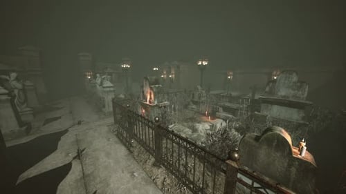 Très vieux cimetière brumeux et effrayant dans le brouillard la nuit