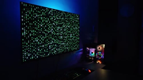 Configuración de la computadora en una habitación oscura, monitor que muestra el Código de matriz verde con retroiluminación roja, Creación