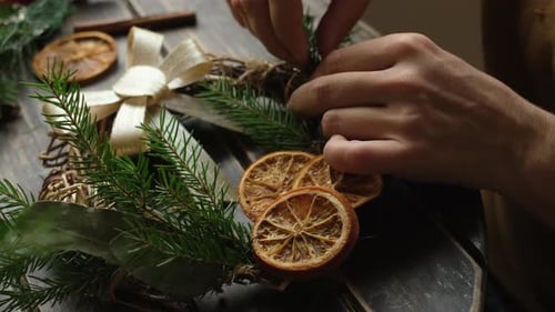 Decoración a mano de guirnaldas navideñas para hacer decoración navideña