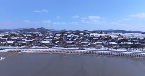 Vista aérea da vila de Jupo Hanok e da planície de maré da Baía de Hampyeong na neve do inverno