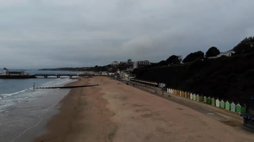 Imágenes aéreas de la hermosa playa de Bournemouth que muestran la zona costera