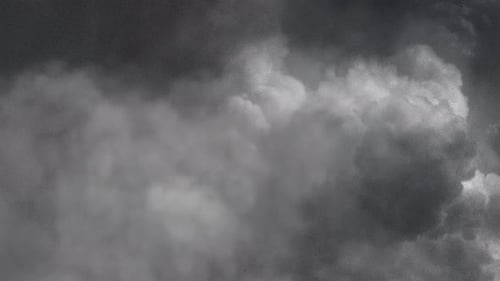 dunkle Wolken zuvor im Regensturm.