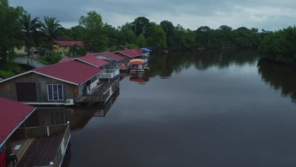 Vista desde arriba desde un dron del pueblo cerca del río en Rompin ...