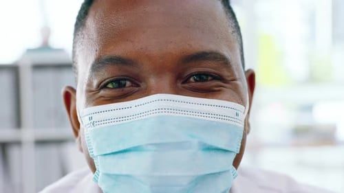 Covid-Gesichtsmaske, Arzt und Porträt eines schwarzen Mannes mit Bakterien, Coronavirus