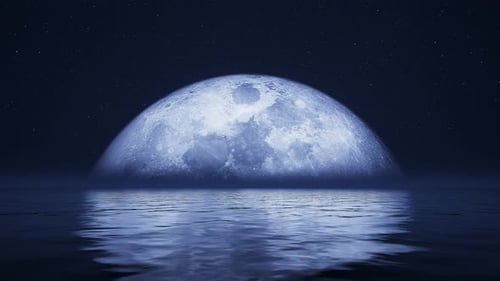 Nachts geht der große Mond über ruhigem Wasser auf und sorgt für eine ruhige Aussichtsschleife
