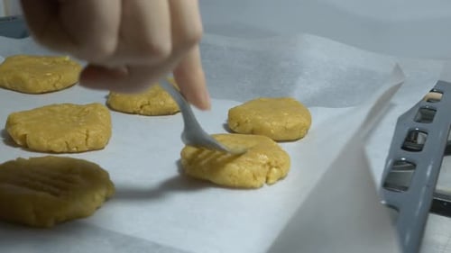 Frau macht Erdnussbutterkekse