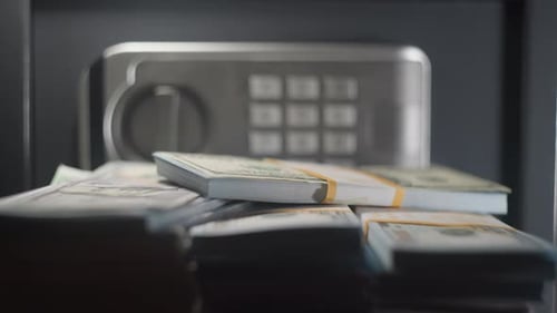 Un coffre-fort avec des revenus, un coffre-fort avec une pile de dollars, une banque en espèces, un coffre de dépôt, un stockage d'euros