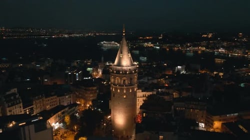 Bosporus in der Abenddämmerung und der beleuchtete Galataturm