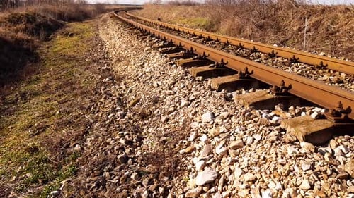 Trilho de trem ferroviário vazio, trilhos de aço, braçadeiras e cascalho.