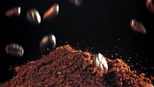 Die Bohnen fallen in den Boden: Kaffee, gefilmt mit einer Hochgeschwindigkeitskamera mit 1000 Bildern pro Sekunde