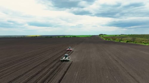 Hochleistungstraktoren, die auf landwirtschaftlichen Feldern auf dem Land arbeiten