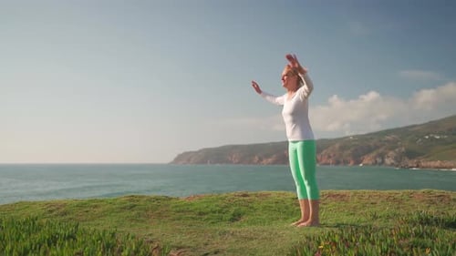 Mulher aposentada pratica exercícios de Qigong no fundo do oceano