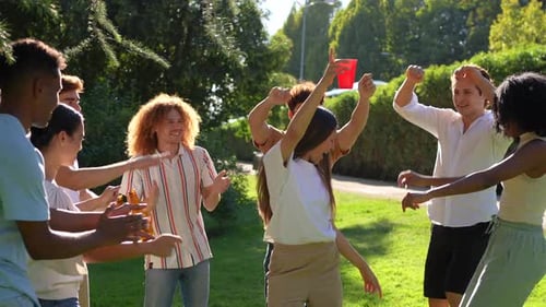 Multiethnische Freunde, die Spaß in einem Park haben