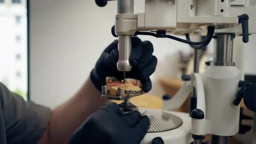 Close Up Professional Laboratory for the Production of Dental Protoses Veneers and Crowns a