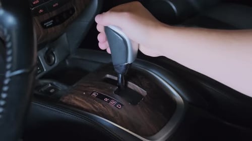 Transmissão em movimento do motorista, transmissão automática de mudança. Engrenagens de mudança manual masculinas