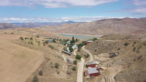 Vue aérienne du village et des collines au bord du lac