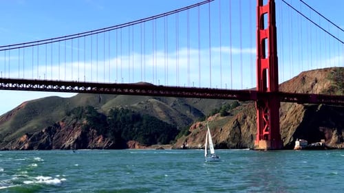 Vue aérienne d'un voilier voyageant par le pont du Golden Gate et les montagnes 5