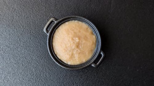 Sauce sucrée aux pommes, nourriture pour bébés, ingrédient en conserve pour les desserts. Compote de pommes