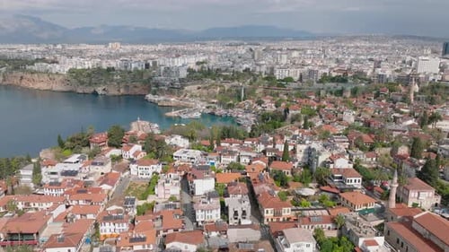 Fliegen Sie über Wohnhäuser und Gästehäuser in der Nähe der Küste in Metropolis. Boote vor Anker in