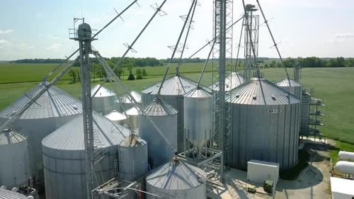 Luftaufnahme eines Aufstiegs über einem industriellen metallischen Getreidesilo, Lager und Verarbeitung auf der landwirtschaftlichen Farm von Arcadia