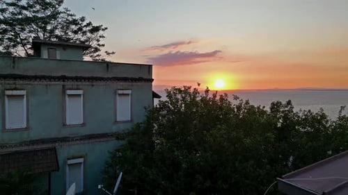 Blick auf die Drohne bei Sonnenuntergang