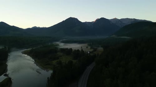 Nascer do sol sobre Misty Mountain Valley. Colúmbia Britânica, Canadá.