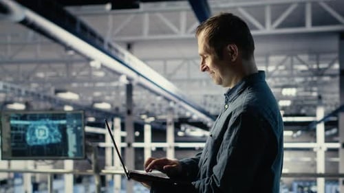 Инженер центра обработки данных контролирует процесс машинного обучения с помощью ноутбука