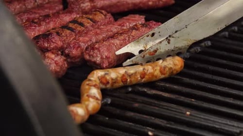 Würstchen und Fleischbällchen auf dem Grill