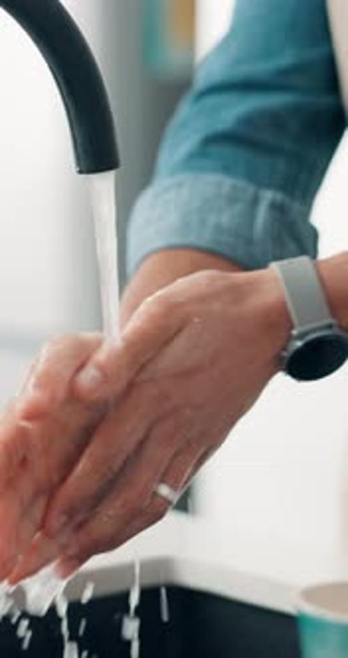 Higiene, higiene personal o lavado de manos con agua del grifo en la cocina, prácticas de limpieza o mantenimiento de la salud