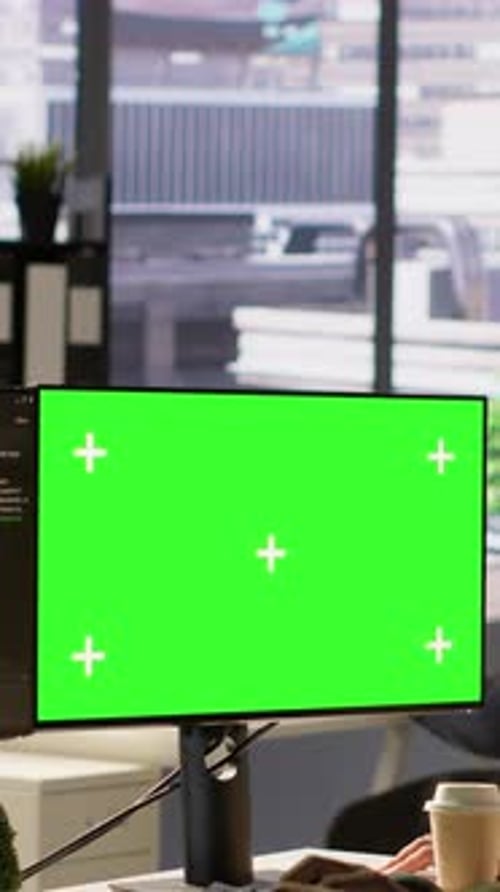 Vertikaler Videoadministrator beim Software-Debugging auf einem Greenscreen-PC mit einem Kollegen