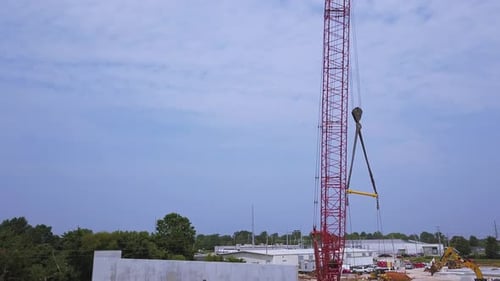 Vista aérea ascendente de la grúa de construcción en el sitio de trabajo