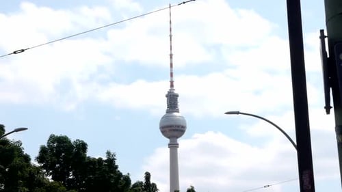 Mittellange Aufnahme, Neigung des Berliner Fernsehturms am Alexanderplatz im Zentrum Berlins, stehend