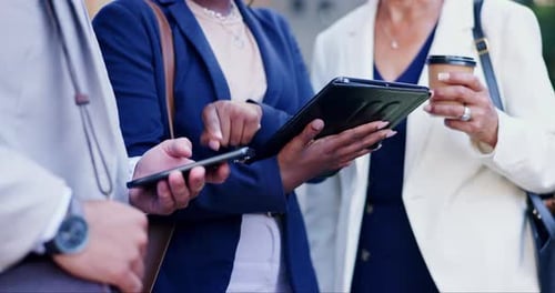 Manos, empresarios y teléfonos inteligentes con tableta en la ciudad, la comunicación y las redes sociales