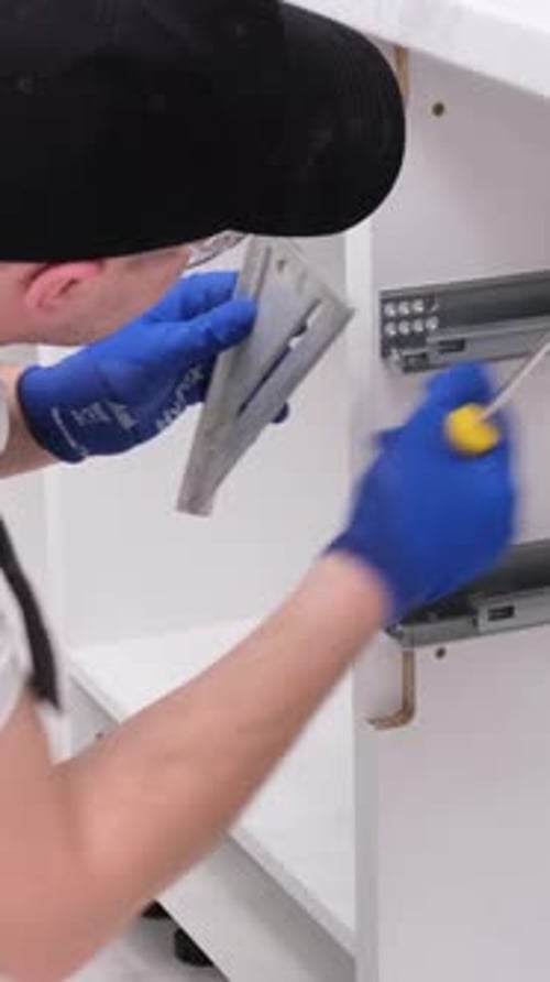 Vertikales Video zur Einstellung eines Mechanismus mit männlicher Hand
