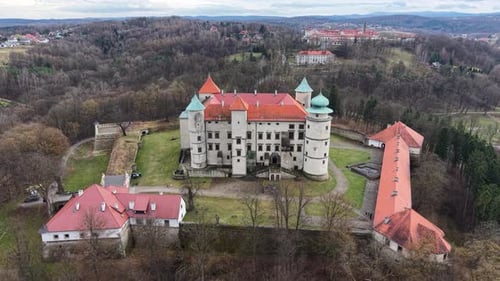 Vue aérienne du château de Nowy Wisnicz en Pologne