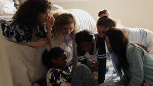 Amigas adolescentes saindo curtindo a festa do pijama no quarto