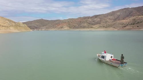 Pêcheur naviguant sur le lac du Dam