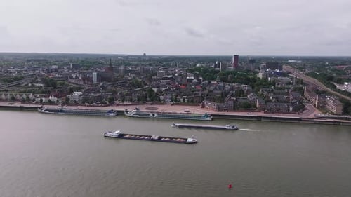 Vista aérea de Nijmegen, Holanda, com o rio Waal e pontos turísticos