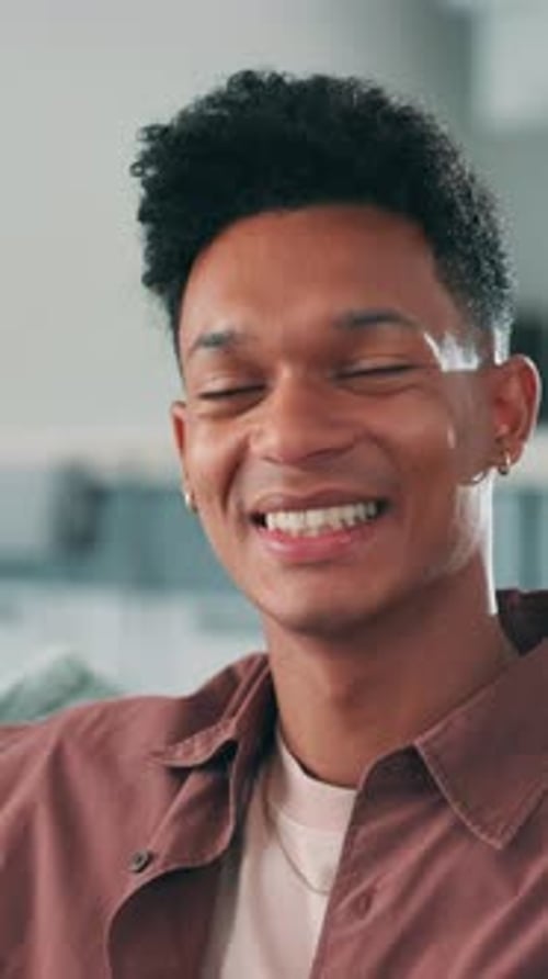 Faites face à un homme et détendez-vous avec le sourire à la maison avec paix, matinée calme et attitude positive