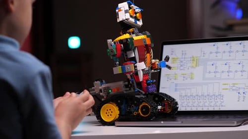 Junge steuert Roboter mit Fernbedienung