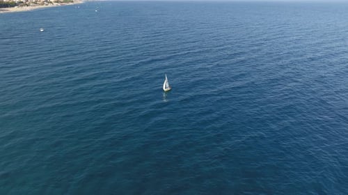 Kleines Segelboot segelt im Meer