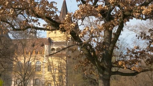 Budapester Schloss zwischen Bäumen