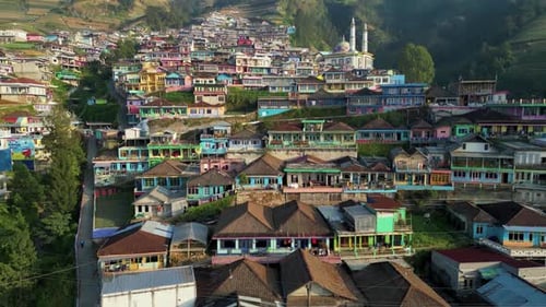 Malerisches, gestuftes, buntes Hügeldorf in Nepal Van Java in Indonesien. Luftbild