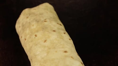 Processus de cuisson : Burrito mexicain traditionnel sur le gril