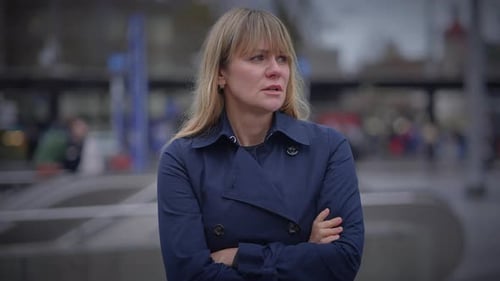 Traurige blonde Frau macht sich Sorgen, wenn sie am Bahnhof über Lebensprobleme nachdenkt