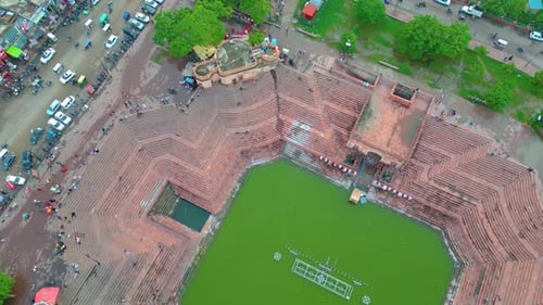 Vue de la tour de l'horloge de Husainabad et de l'architecture de Bada Imambara en Inde depuis un Drone