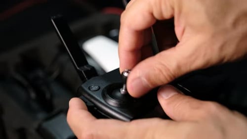 Estágio de preparação do controle remoto do drone, instalação do joystick