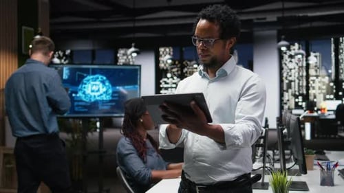 Programmierer automatisiert Entwicklungsaufgaben für mobile App mithilfe von KI-Skripten auf dem Tablet